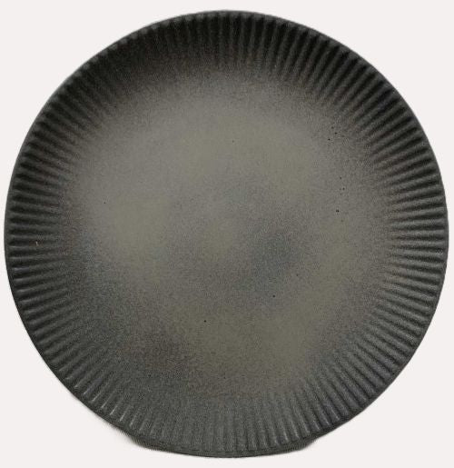 10.5 INCH BLACK FLUTED RIM DINNER PLATE Item #66379